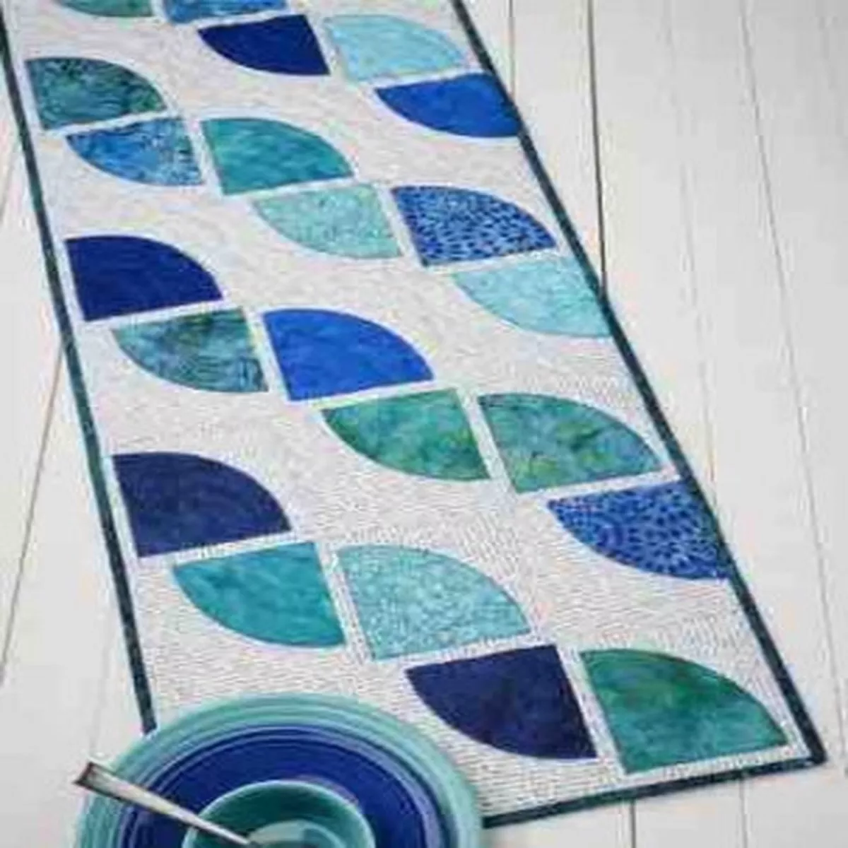 Drunkard’s Path Table Runner