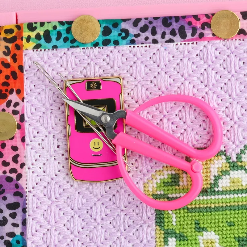 Razor PhoneNeedle Minder by Glitterland
